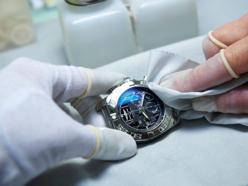 ve-sinh-dong-ho-nam-day-kim-loai-