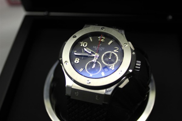 cach-kiem-tra-dong-ho-hublot-that-gia-cung-dong-ho-dep-4